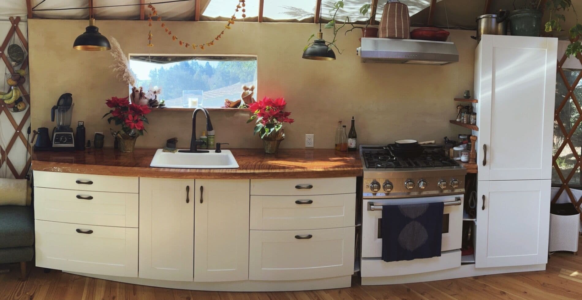 Yurt - Kitchen + Bedroom — photo 3