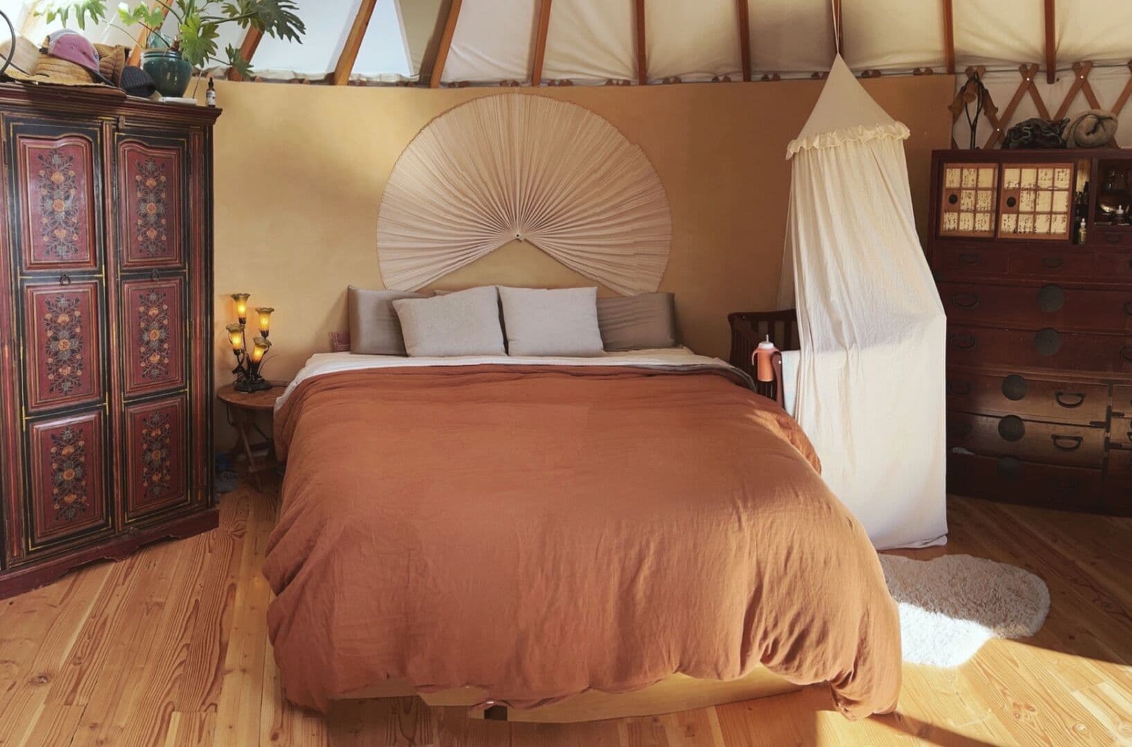 Yurt - Kitchen + Bedroom — photo 5